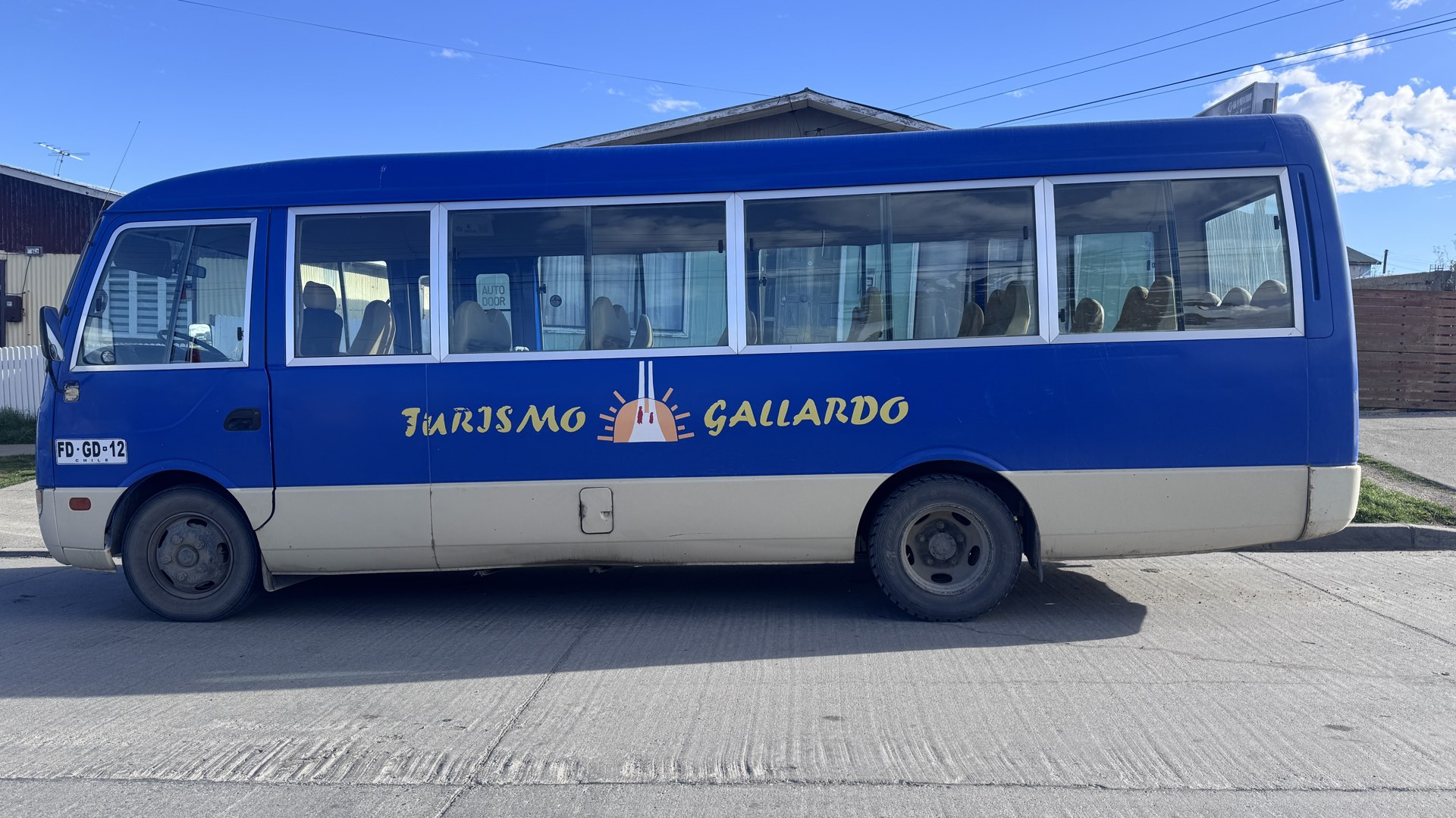 Bus azul de Turismo Gallardo visto de costado