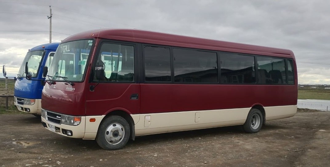 Bus rojo Mitsubishi Fuso Rosa
