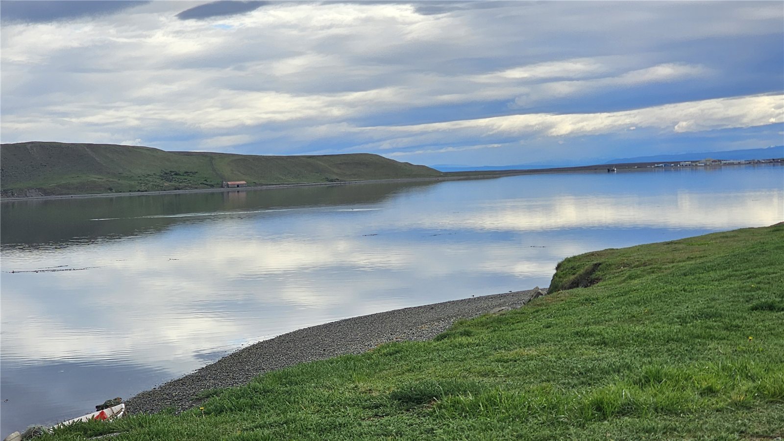 Agua y paisaje del borde costero de Porvenir